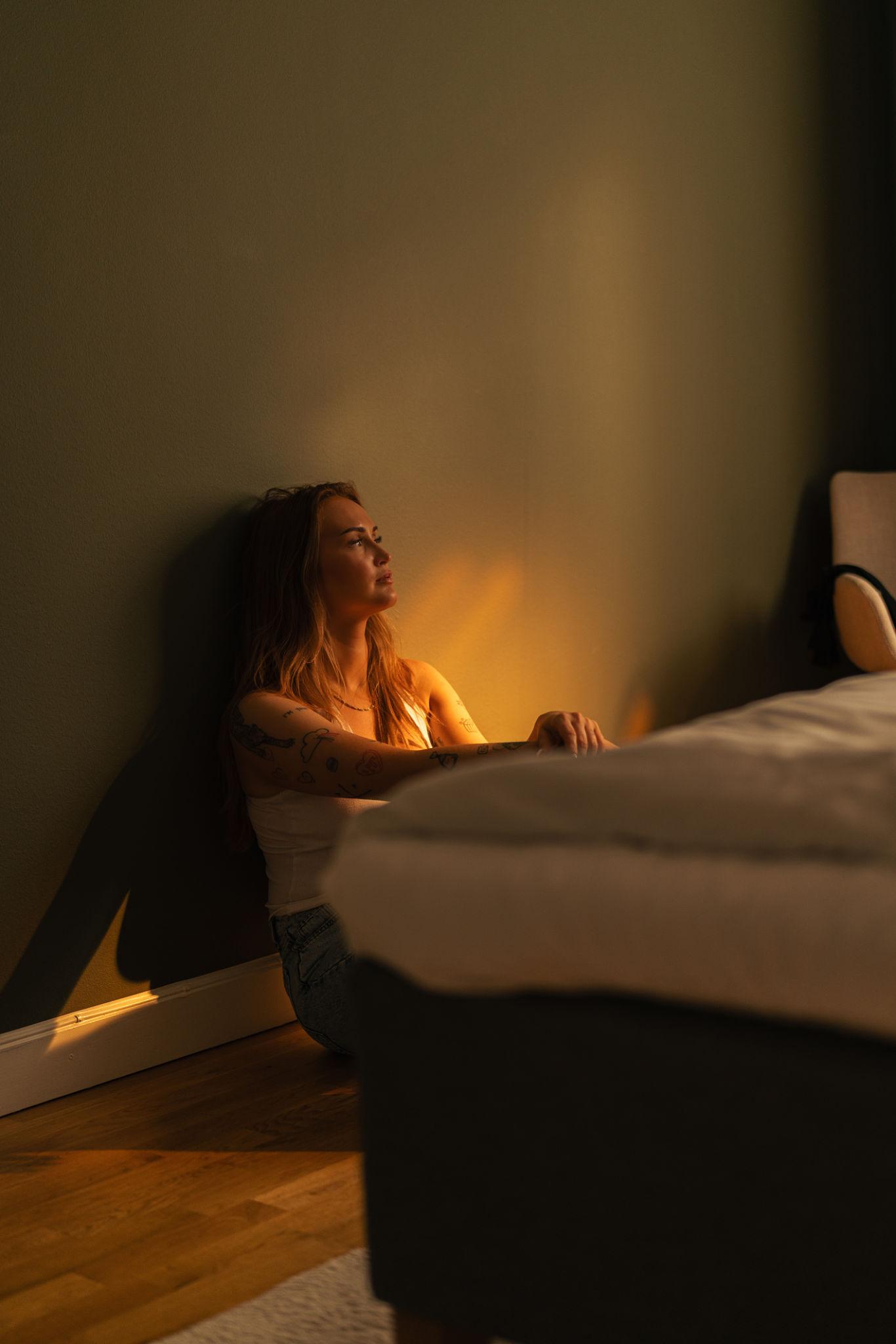 WomanSoftEmotionNightLight